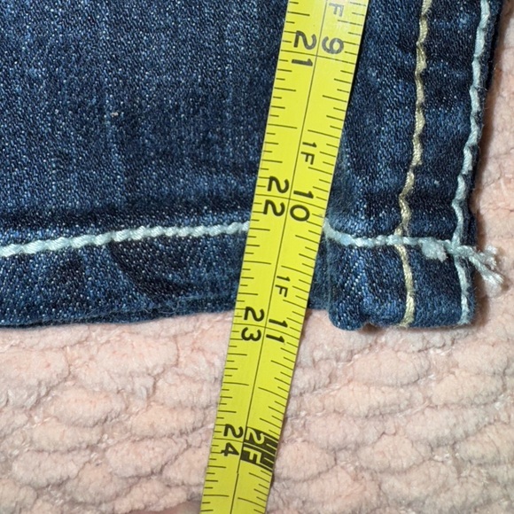 Union Bay womens Size Junior 11 cropped Distressed Blue Jeans. VGUC - Picture 11 of 13